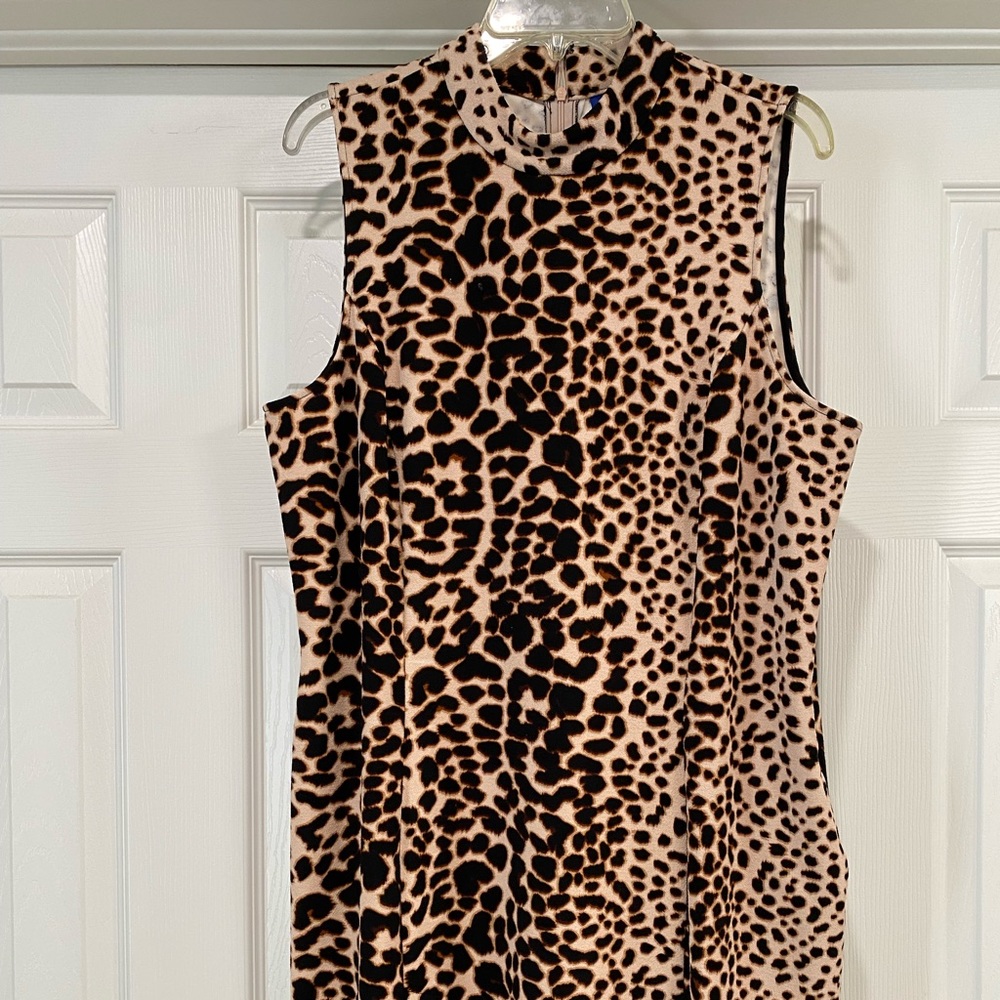APT 9, size XXL, Animal Print dress with pockets! Never worn! Smoke and Pet free